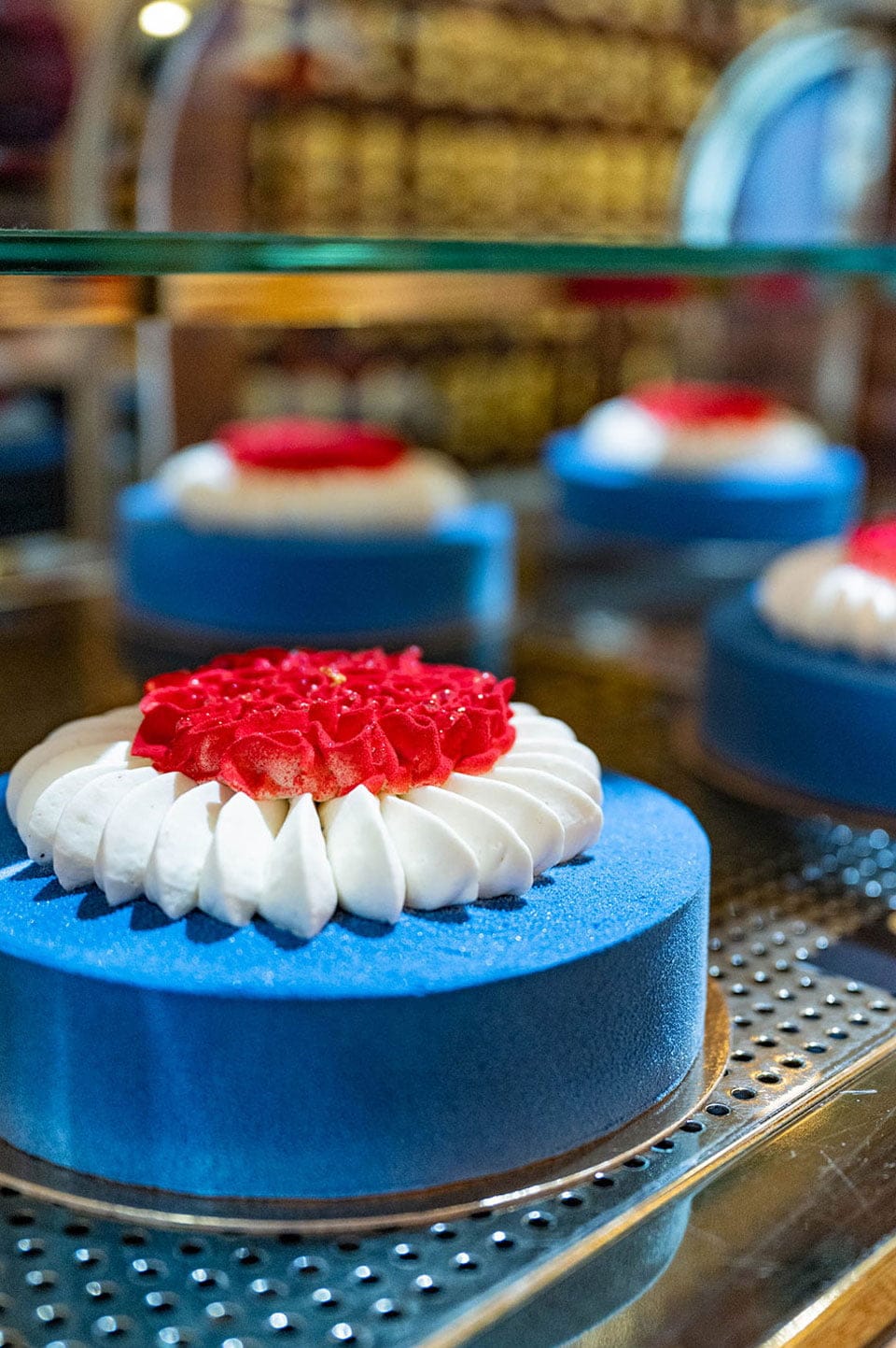 The “Bon Anniversaire” cream cake by Mariage Frères