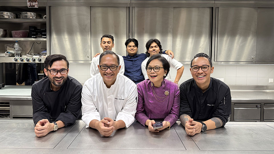 Chef Degan Septoadji and his team during the Indonesian guest-chef evenings at Traube Tonbach.